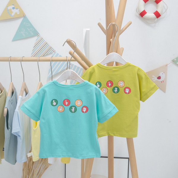 Moodne ümara kaelusega ja lühikeste varrukatega laste T-särk