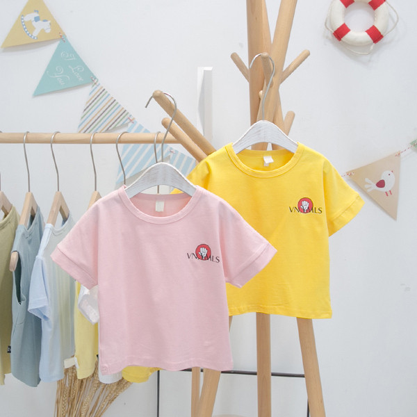 Moodne ümara kaelusega ja lühikeste varrukatega laste T-särk