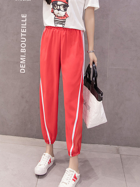 Naiste vabaaja pikad vastuolulised äärtega püksid