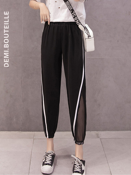 Naiste vabaaja pikad vastuolulised äärtega püksid