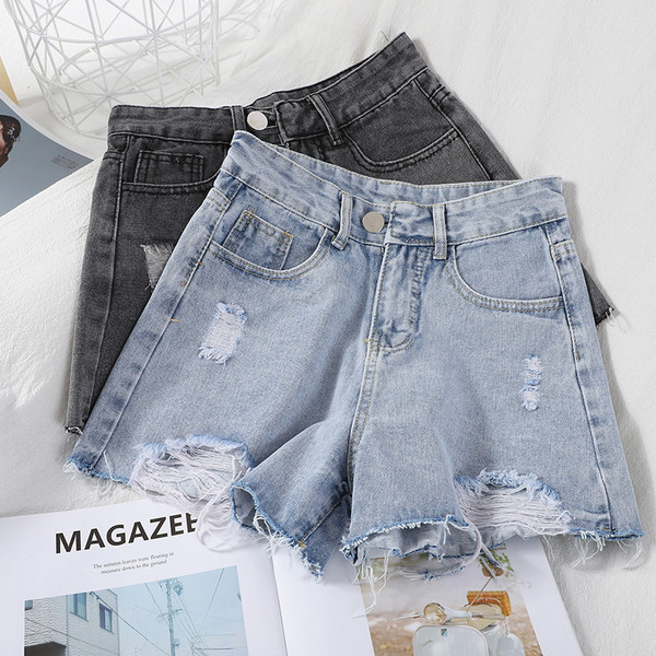 Pantaloni scurți de damă din denim cu motive rupte