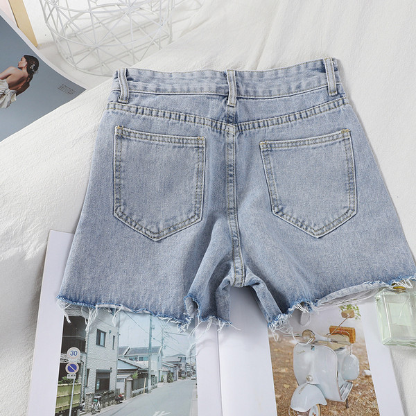 Pantaloni scurți de damă din denim cu motive rupte