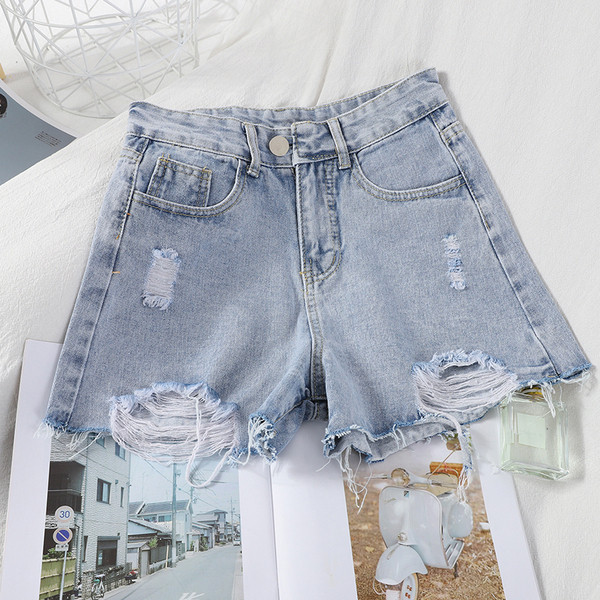 Pantaloni scurți de damă din denim cu motive rupte