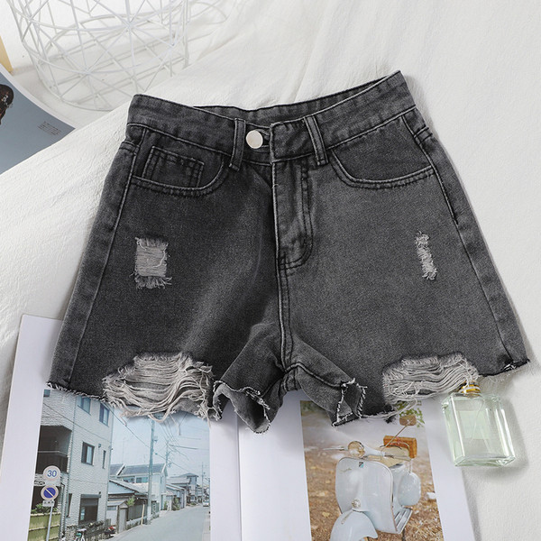 Pantaloni scurți de damă din denim cu motive rupte