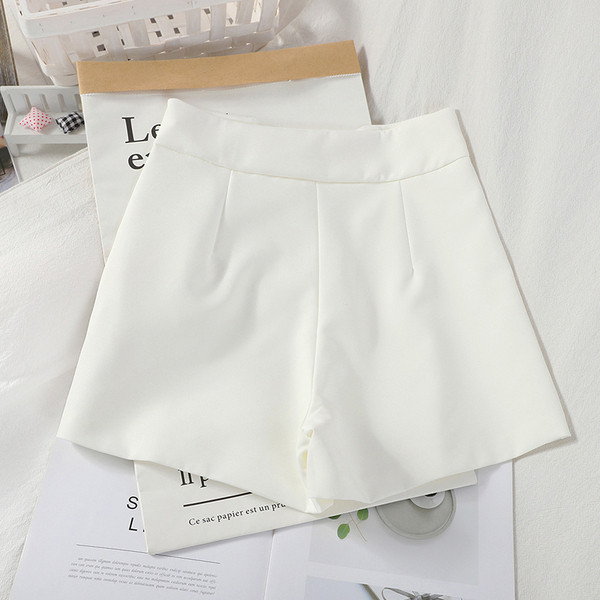 Pantaloni scurți de damă cu talie înaltă și nasturi