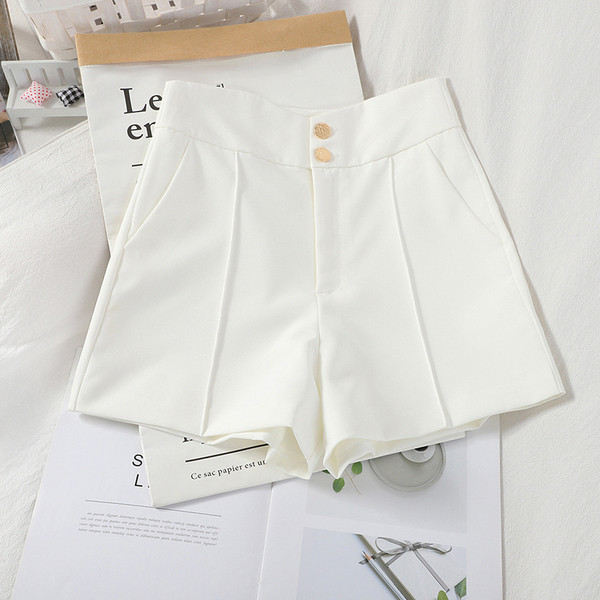 Pantaloni scurți de damă cu talie înaltă și nasturi