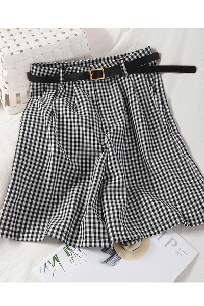 Kockás női rövidnadrág övvel és magas derékkal
