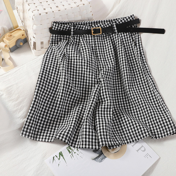 Kockás női rövidnadrág övvel és magas derékkal