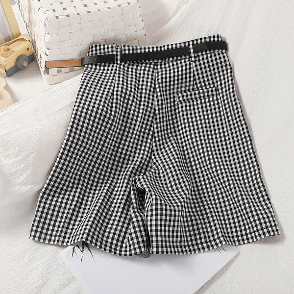 Kockás női rövidnadrág övvel és magas derékkal