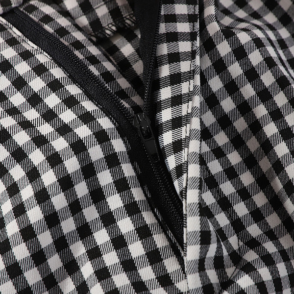 Kockás női rövidnadrág övvel és magas derékkal