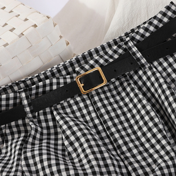 Kockás női rövidnadrág övvel és magas derékkal
