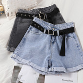 Pantaloni scurți din denim de damă cu curea