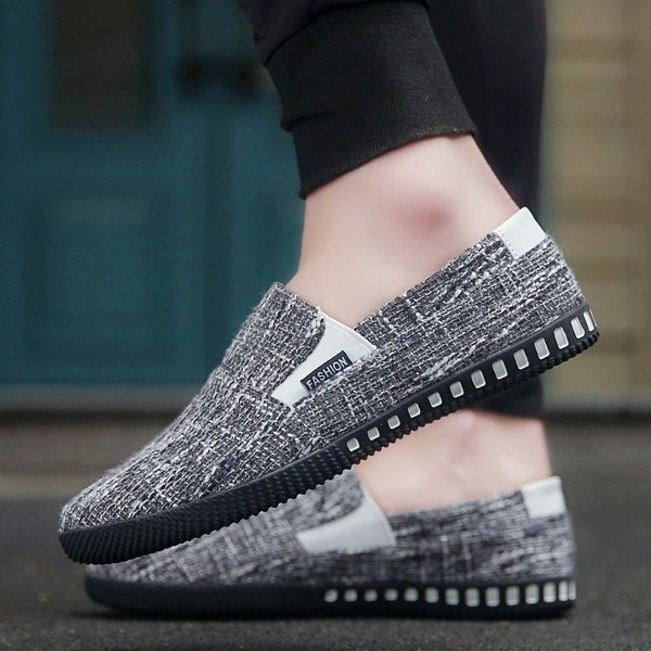 Uus mudel madala tekstiilist tallaga meeste mokassiinidest