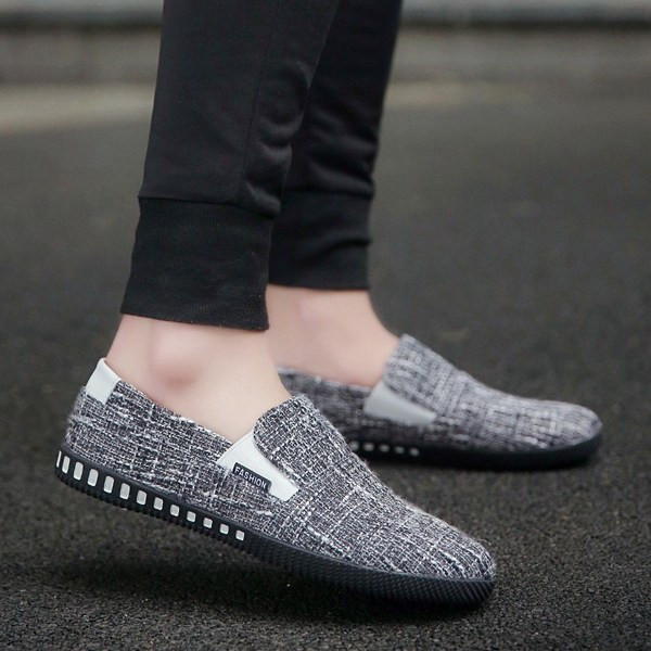 Uus mudel madala tekstiilist tallaga meeste mokassiinidest