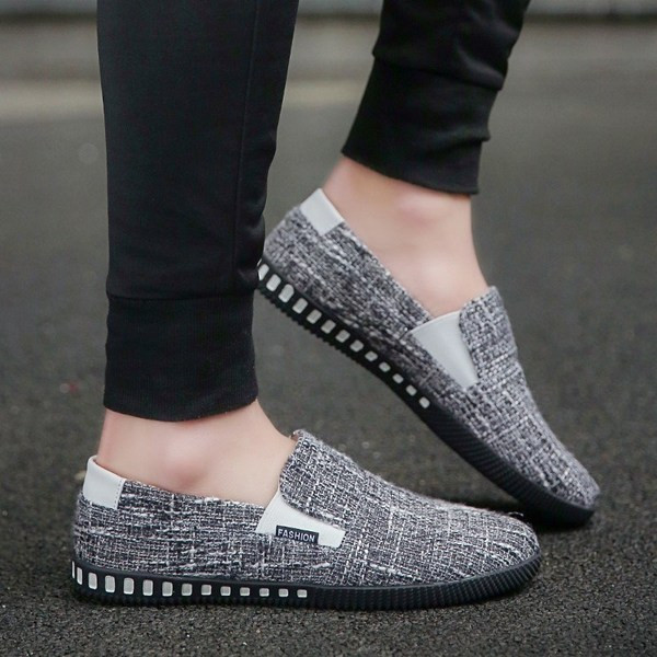 Uus mudel madala tekstiilist tallaga meeste mokassiinidest