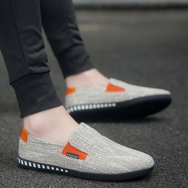 Uus mudel madala tekstiilist tallaga meeste mokassiinidest