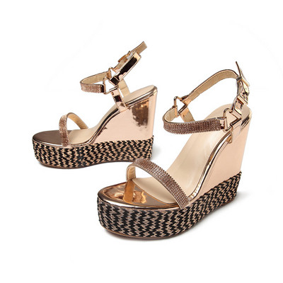 Pantofi eleganti de dama pe o platforma inalta cu catarama