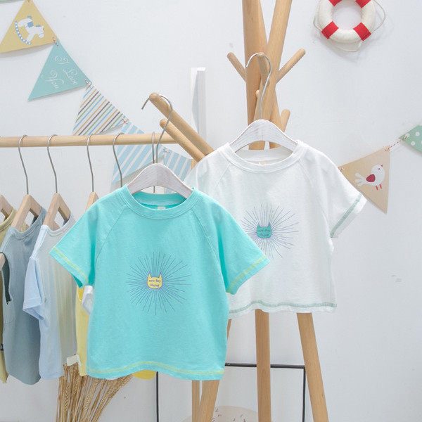 Μοντέρνο παιδικό μπλουζάκι με στρογγυλή λαιμόκοψη για αγόρια