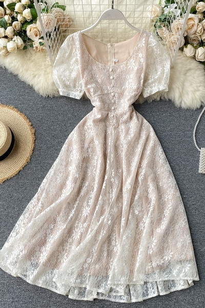 Naiste lühikeste varrukate ja nööpidega pitskleit