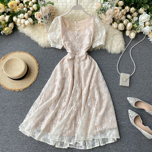 Naiste lühikeste varrukate ja nööpidega pitskleit