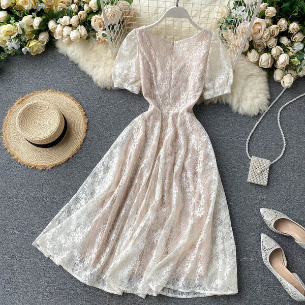 Naiste lühikeste varrukate ja nööpidega pitskleit