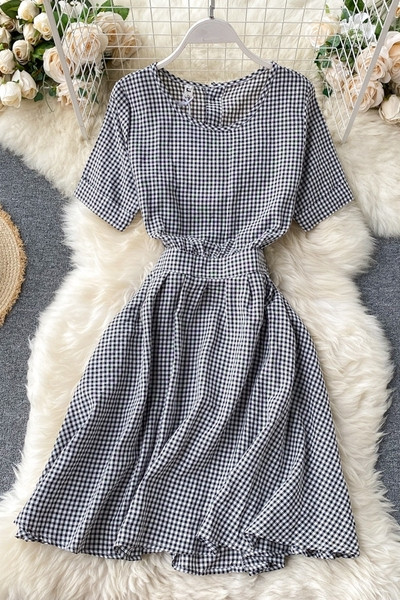 Naiste ruuduline kleit ümara kaelusega ja lühikeste varrukatega