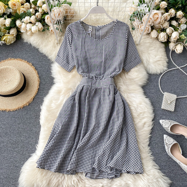 Naiste ruuduline kleit ümara kaelusega ja lühikeste varrukatega