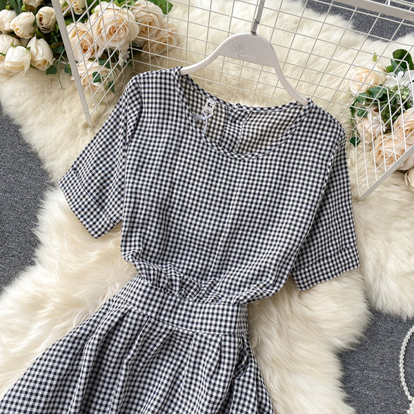 Naiste ruuduline kleit ümara kaelusega ja lühikeste varrukatega