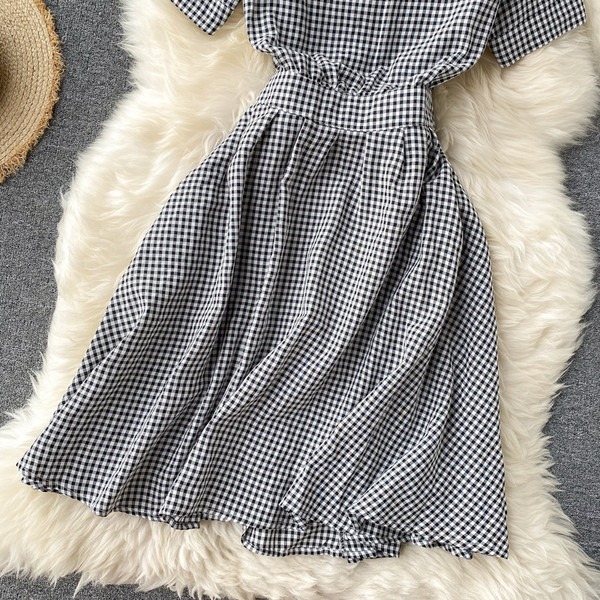 Naiste ruuduline kleit ümara kaelusega ja lühikeste varrukatega