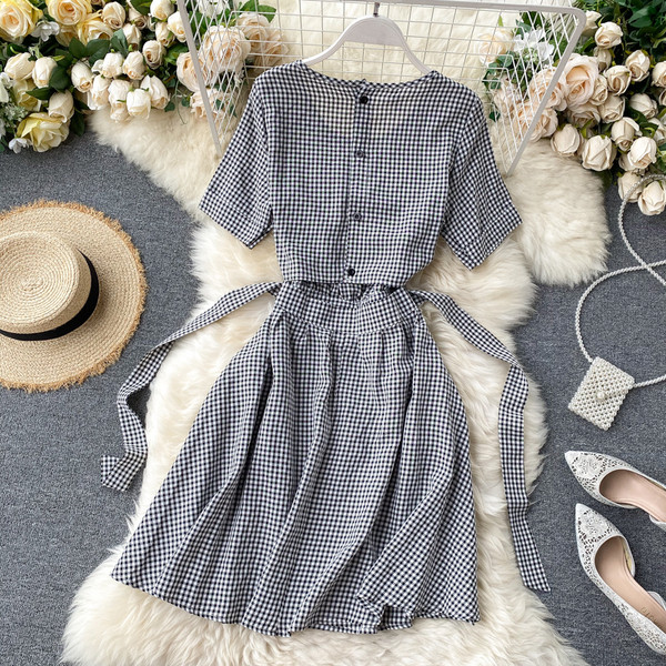 Naiste ruuduline kleit ümara kaelusega ja lühikeste varrukatega