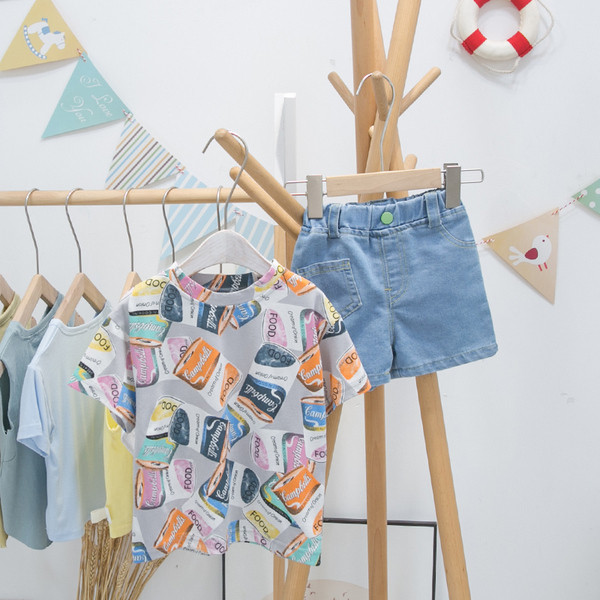 Värviline lühikeste varrukate ja ovaalse kaelusega laste T-särk