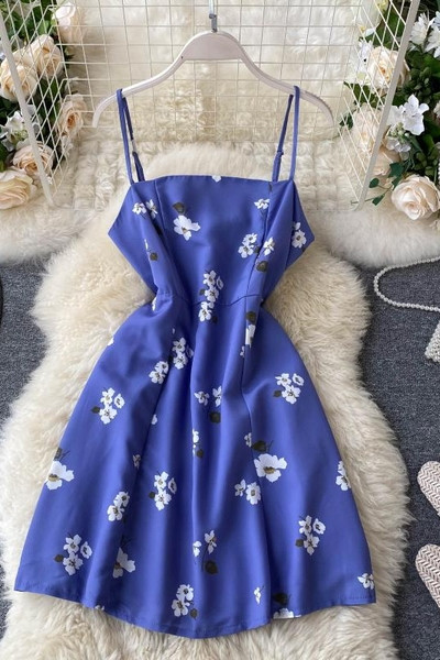 Modern női ruha virágmintával, vékony pántokkal