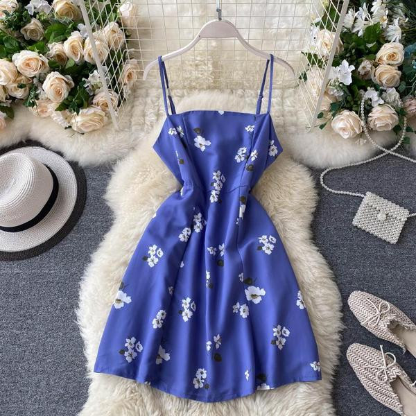 Modern női ruha virágmintával, vékony pántokkal