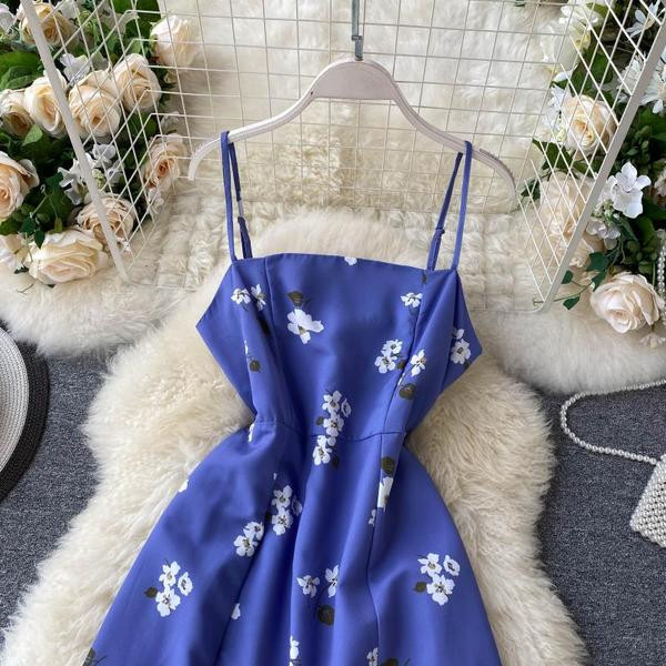 Modern női ruha virágmintával, vékony pántokkal