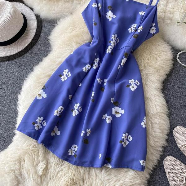 Modern női ruha virágmintával, vékony pántokkal