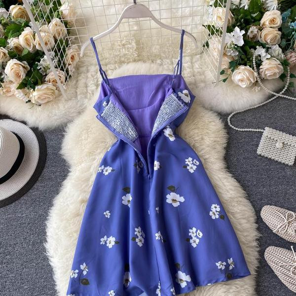 Modern női ruha virágmintával, vékony pántokkal