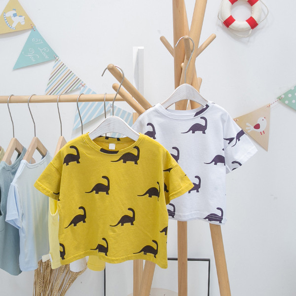 Vabaajaline laste T-särk trükise ja ümara kaelusega