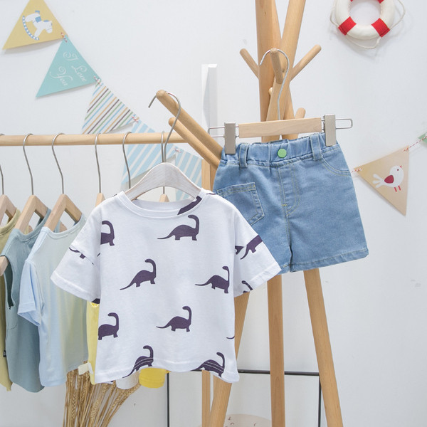 Vabaajaline laste T-särk trükise ja ümara kaelusega