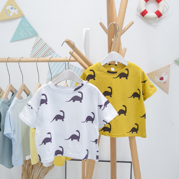 Vabaajaline laste T-särk trükise ja ümara kaelusega