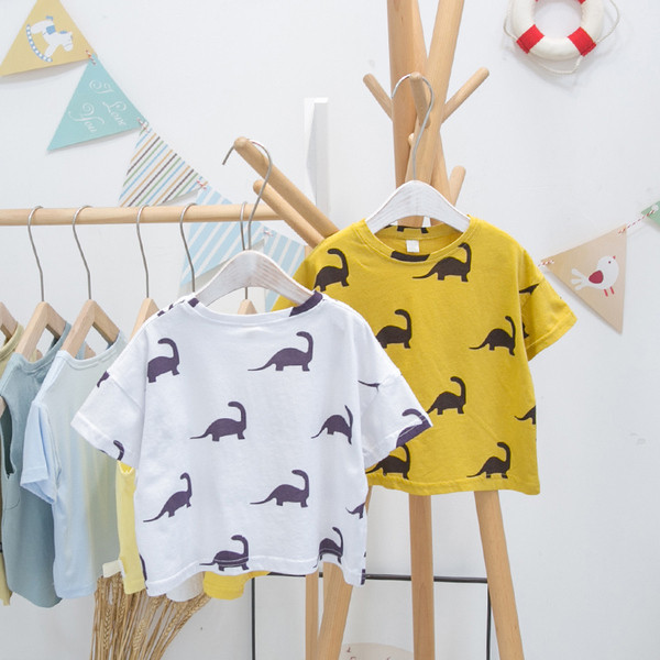 Vabaajaline laste T-särk trükise ja ümara kaelusega