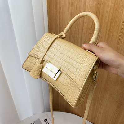 Moodne ökonahast pikkade ja lühikeste sangadega ning metallist kinnitusega naiste kott