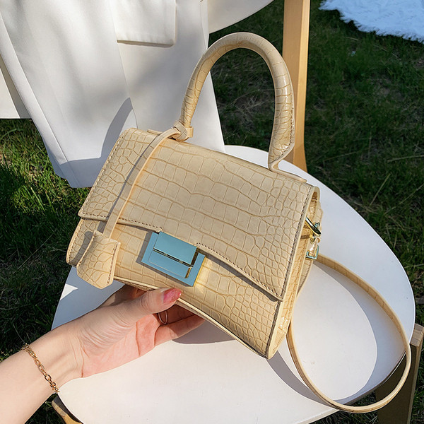 Moodne ökonahast pikkade ja lühikeste sangadega ning metallist kinnitusega naiste kott