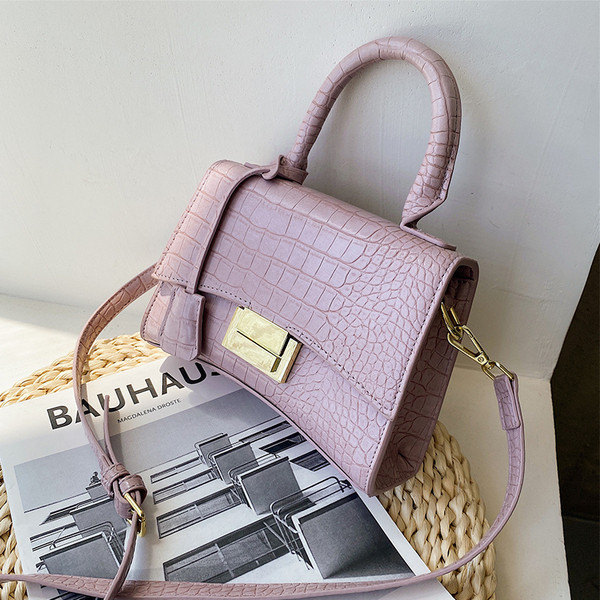 Moodne ökonahast pikkade ja lühikeste sangadega ning metallist kinnitusega naiste kott