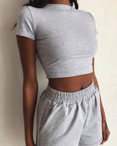 Set modern de vară de bluză și pantaloni scurți