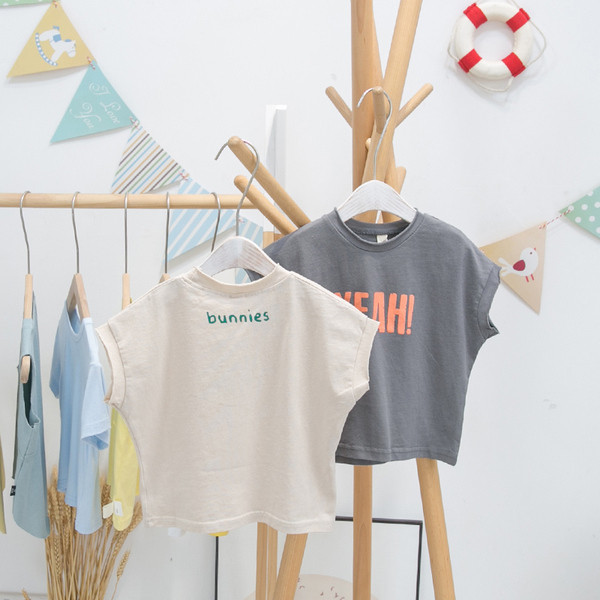 Model nou de tricou pentru copii cu maneci largi si aplicatie