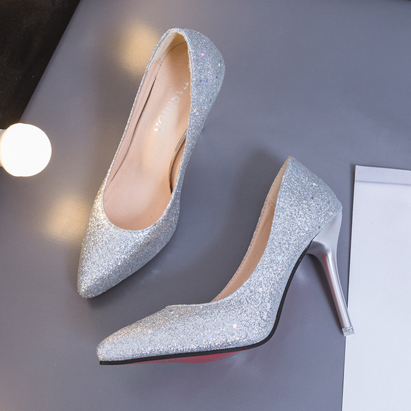 Model nou de pantofi ascuțit cu efect strălucitor - numere mari