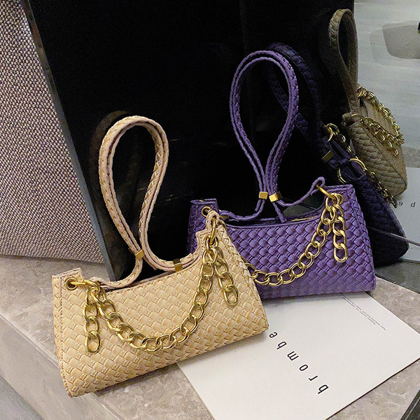 Stiilne metallist keti ja lühikese sangaga naistekott