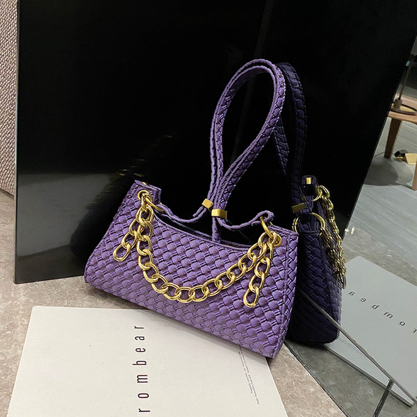 Stiilne metallist keti ja lühikese sangaga naistekott