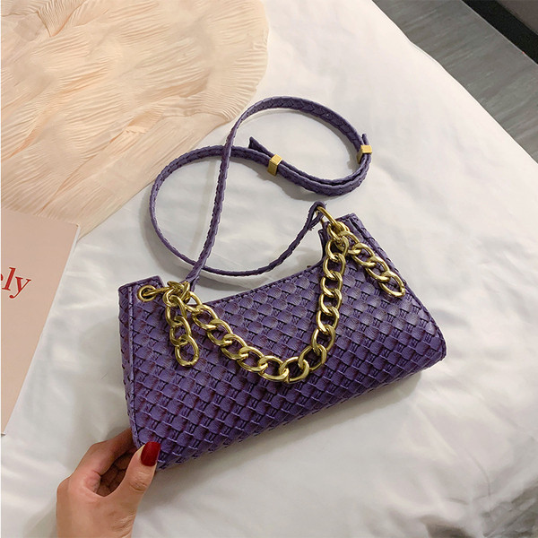 Stiilne metallist keti ja lühikese sangaga naistekott