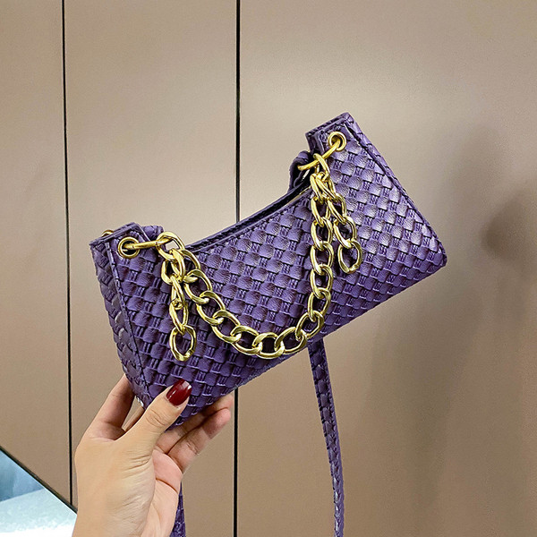 Stiilne metallist keti ja lühikese sangaga naistekott